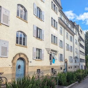 Conserved historic lime-rendered façade at Wildbachstrasse 81–85 in Zurich, Switzerland.